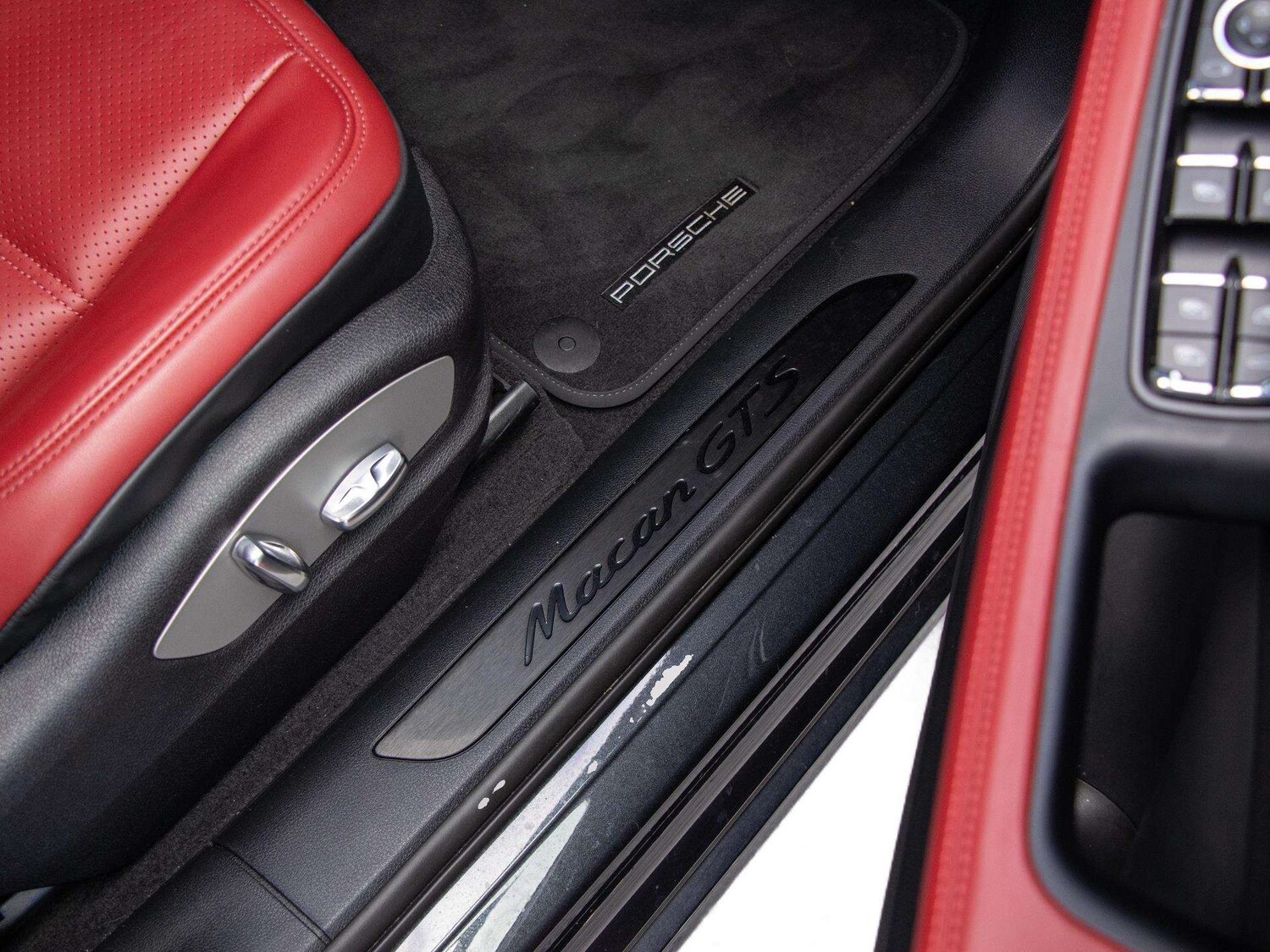 Used Porsche Macan 2025 for sale - 77842330: Photo 13