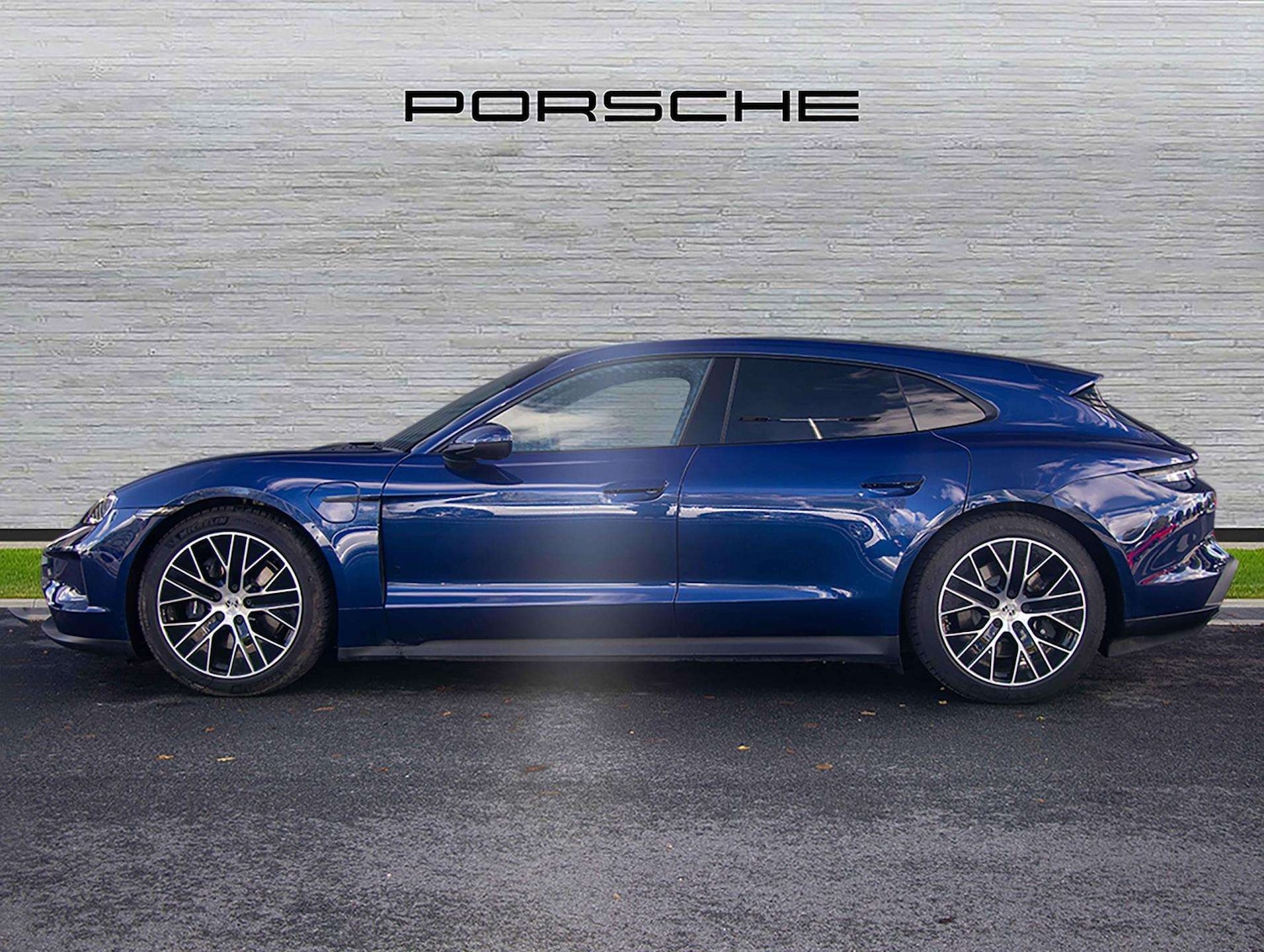 Used Porsche Taycan 2025 for sale - 76718209: Photo 2