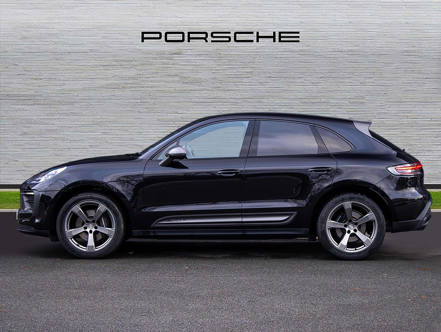 Used Porsche Macan 2023 for sale - 76827571: Photo 2