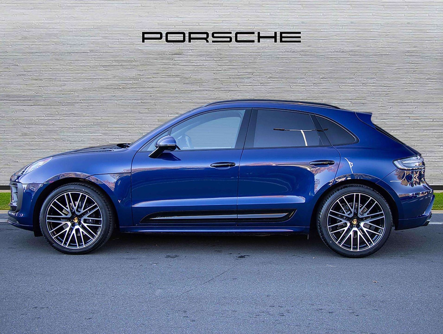 Used Porsche Macan 2025 for sale - 77219535: Photo 2