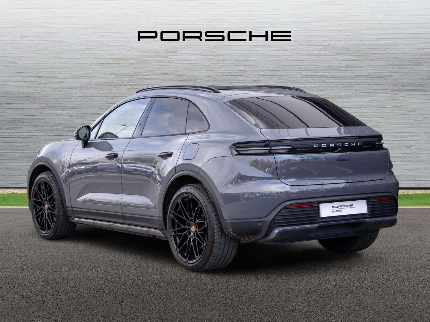 Used Porsche Macan 2025 for sale - 77756735: Photo 2