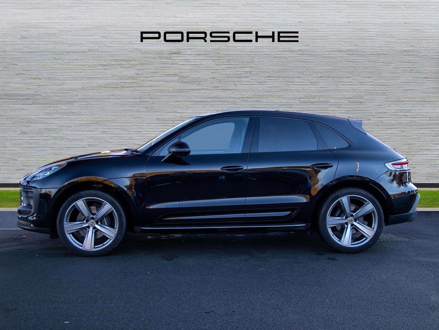 Used Porsche Macan for sale - 77000247: Photo 2
