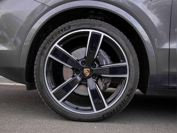Used Porsche Cayenne 2025 for sale - 76421179: Photo