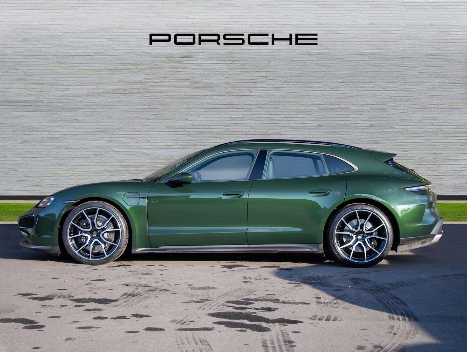 Used Porsche Taycan for sale - 77000279: Photo 2