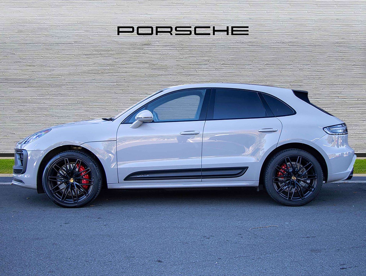 Used Porsche Macan 2021 for sale - 76624666: Photo 2
