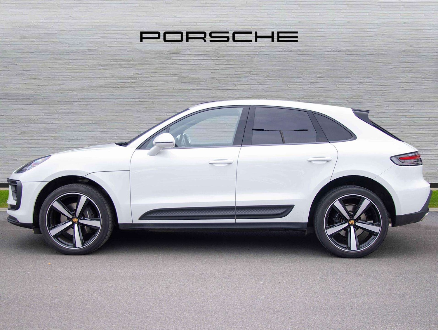 Used Porsche Macan 2021 for sale - 76774245: Photo 2
