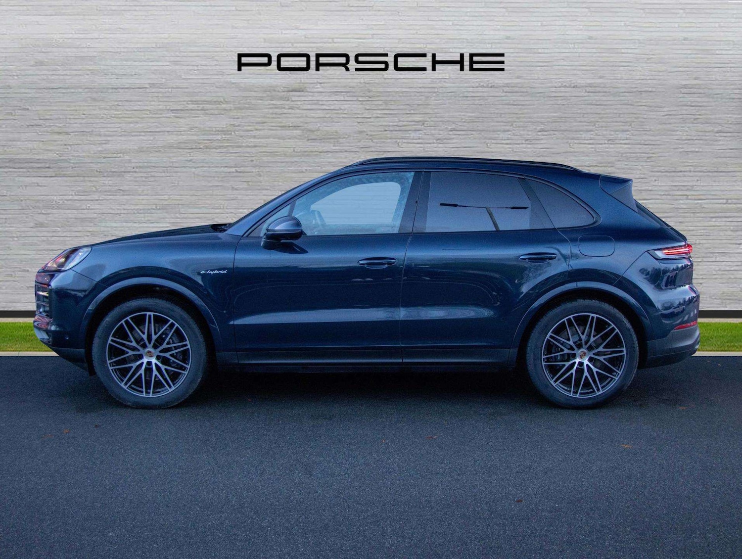 Used Porsche Cayenne 2025 for sale - 77123556: Photo 2