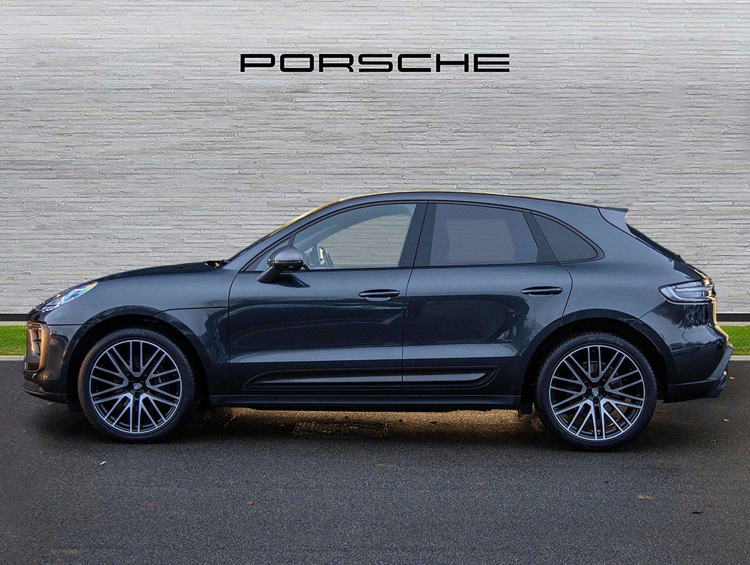 Used Porsche Macan 2023 for sale - 76827686: Photo 2