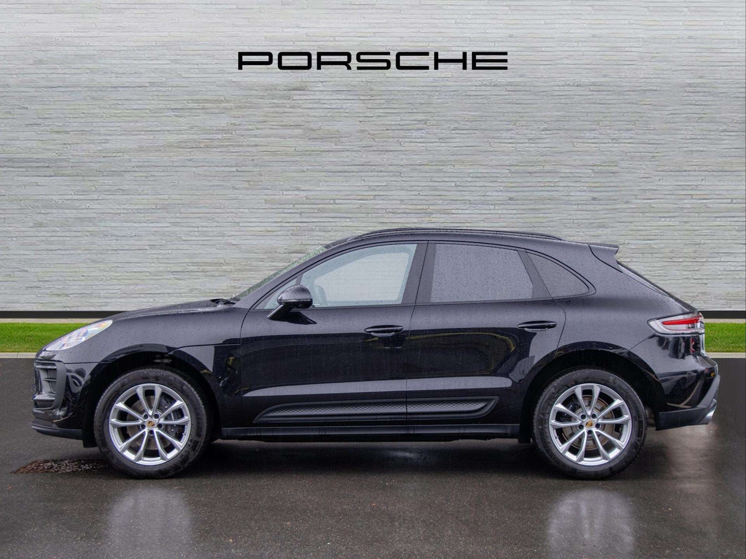 Used Porsche Macan 2025 for sale - 77648831: Photo 2