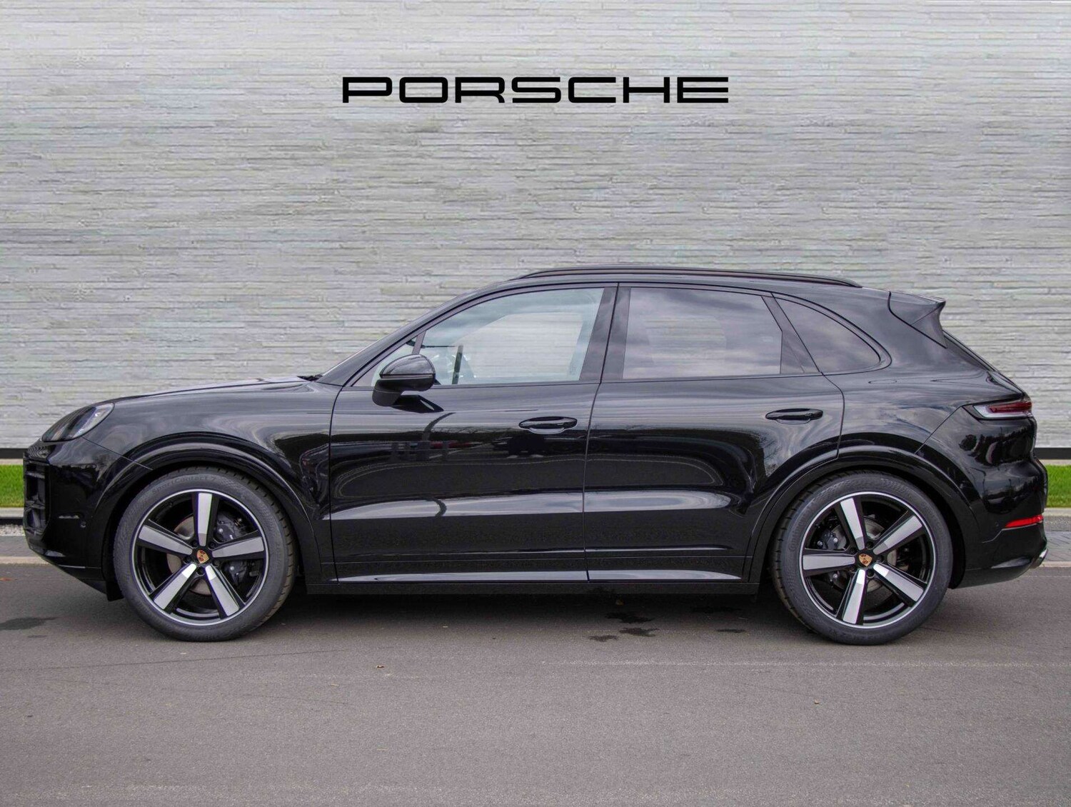 Used Porsche Cayenne 2025 for sale - 76205102: Photo 2
