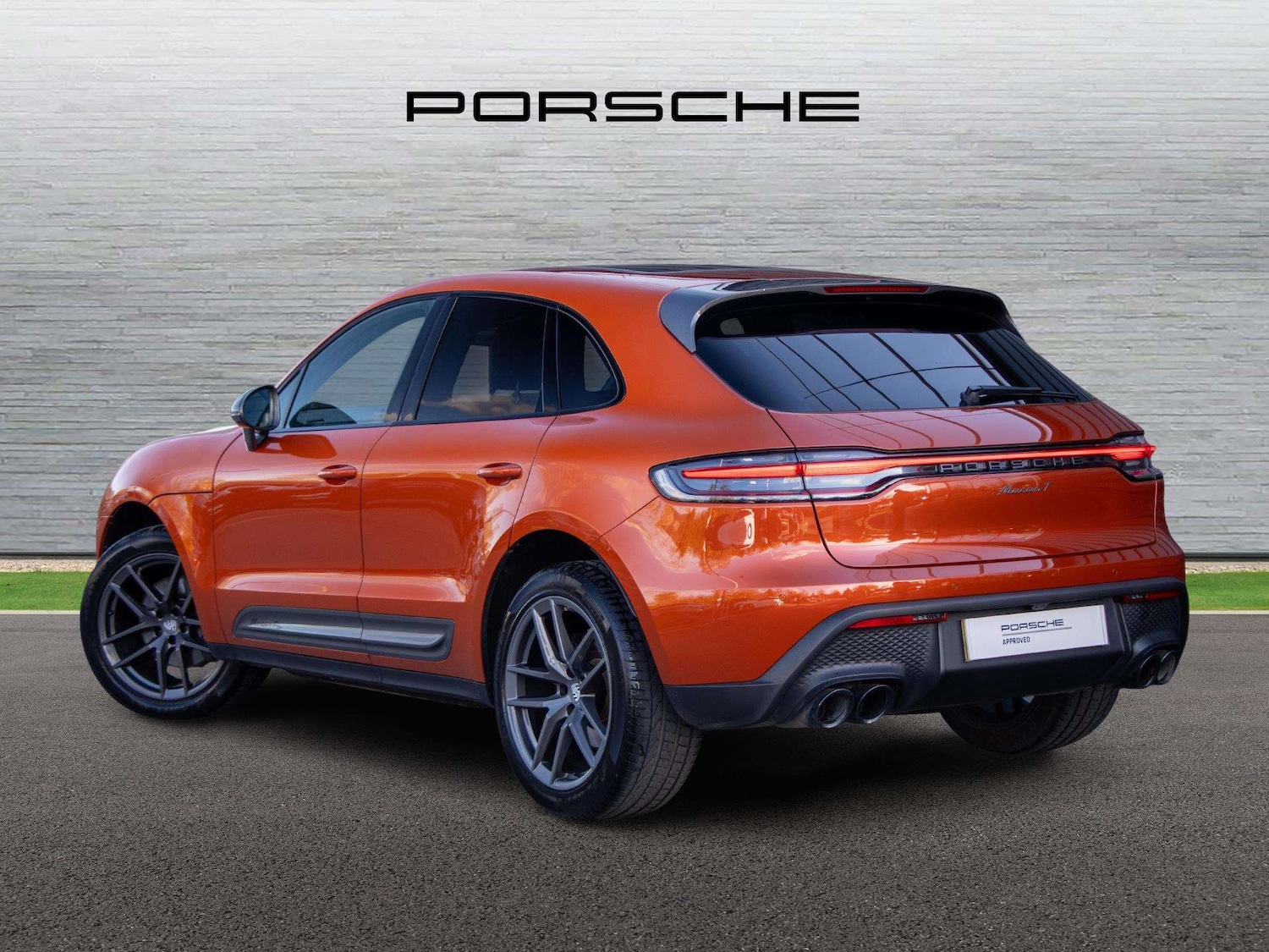 Used Porsche Macan 2023 for sale - 78052352: Photo 2