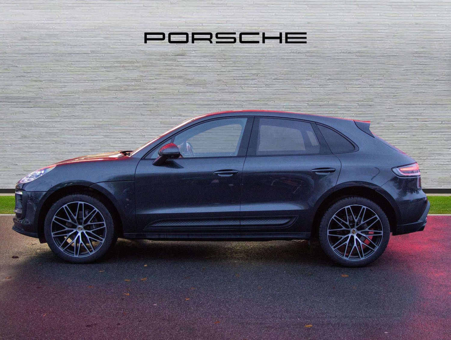 Used Porsche Macan 2023 for sale - 76842844: Photo 2