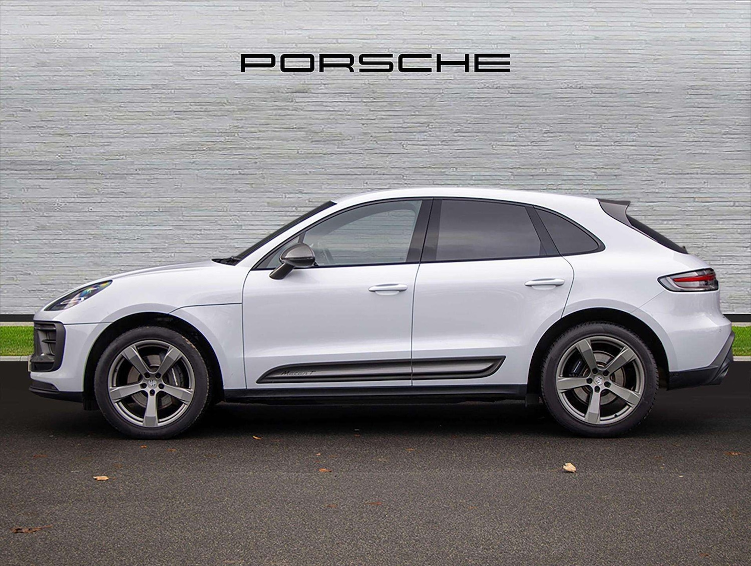 Used Porsche Macan 2023 for sale - 76827604: Photo 2