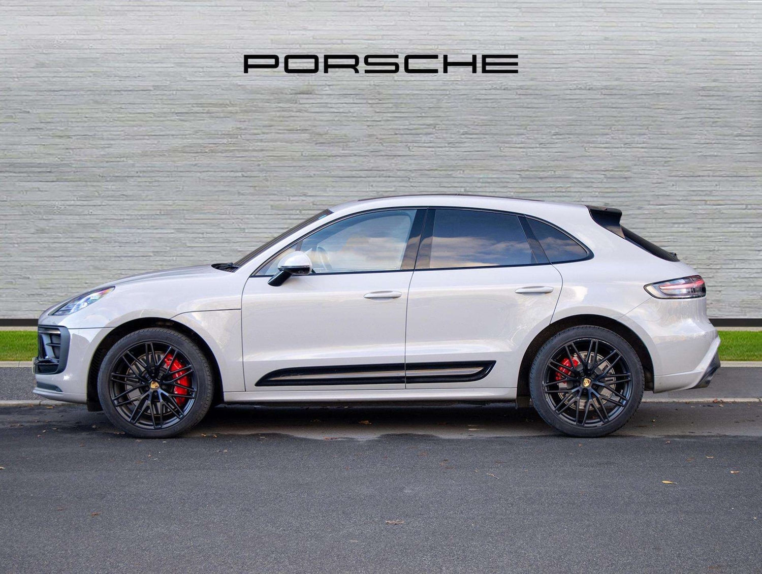 Used Porsche Macan 2024 for sale - 77389806: Photo 2