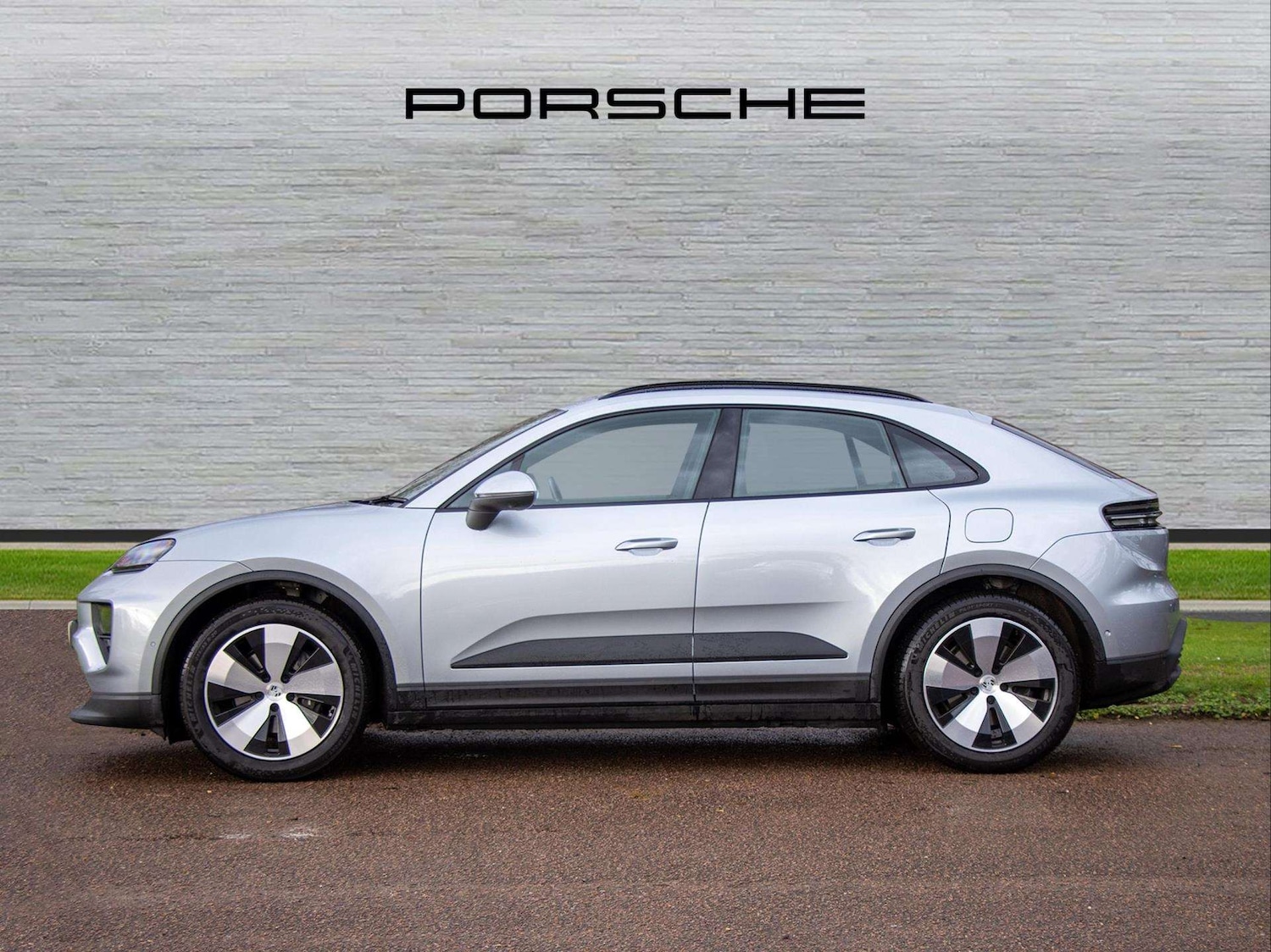 Used Porsche Macan 2025 for sale - 76928973: Photo 2