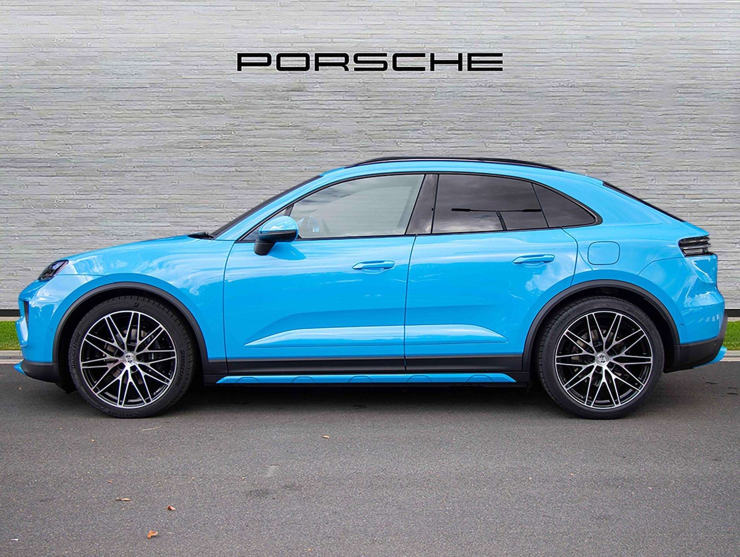 Used Porsche Macan 2025 for sale - 77686470: Photo 2