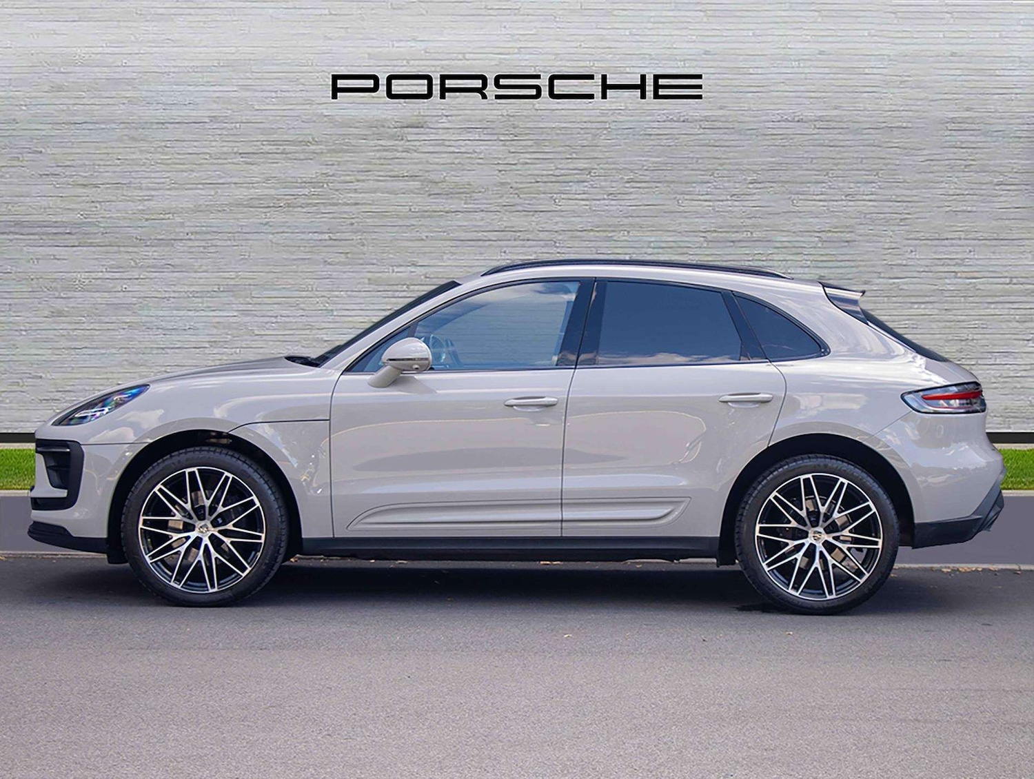 Used Porsche Macan 2023 for sale - 76668942: Photo 2