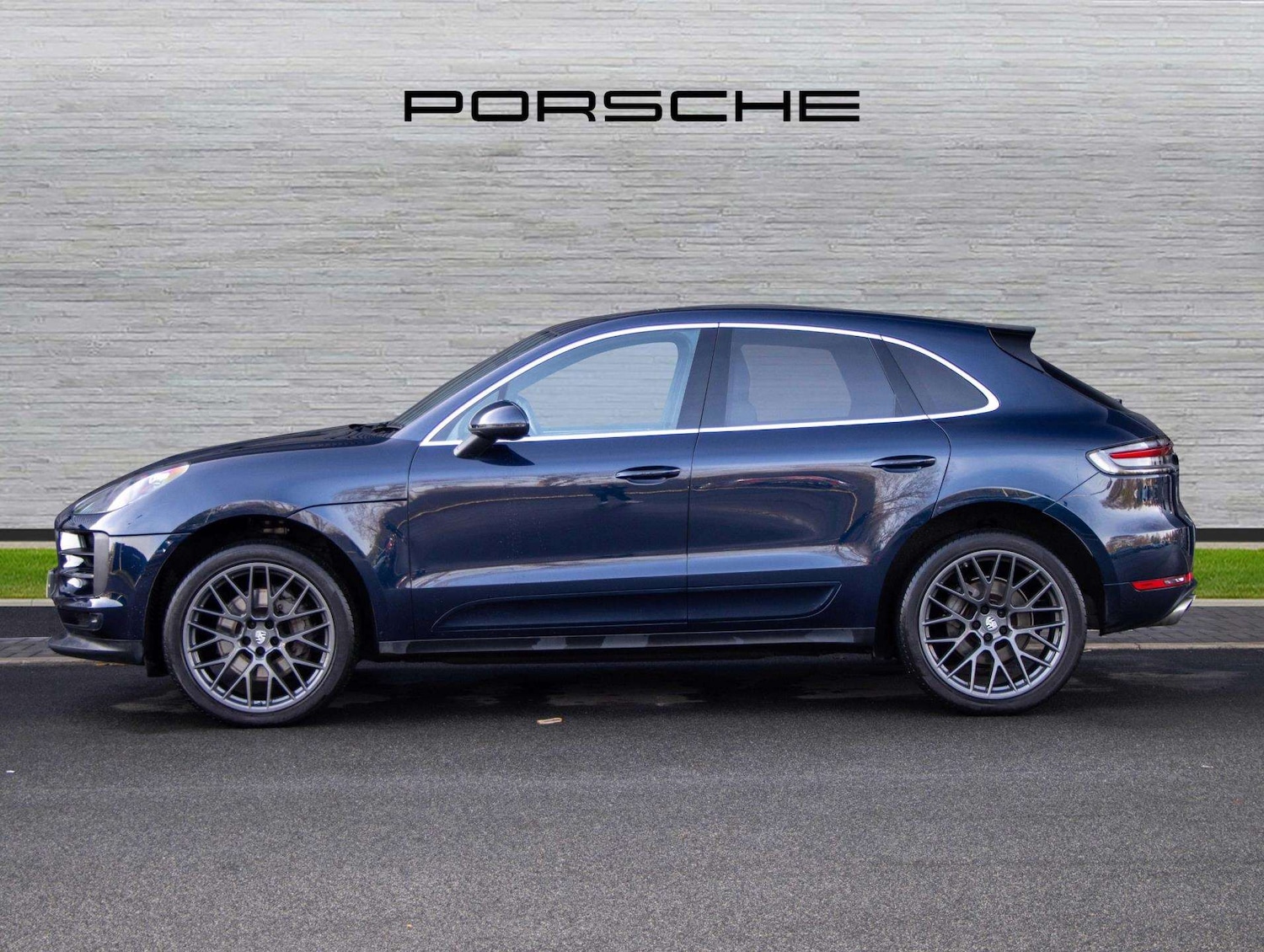 Used Porsche Macan 2020 for sale - 77158354: Photo 2