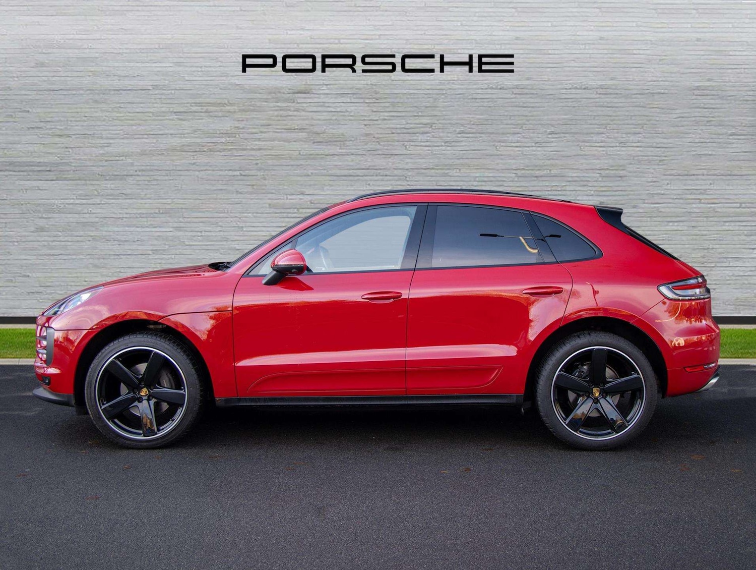Used Porsche Macan 2021 for sale - 76875809: Photo 2