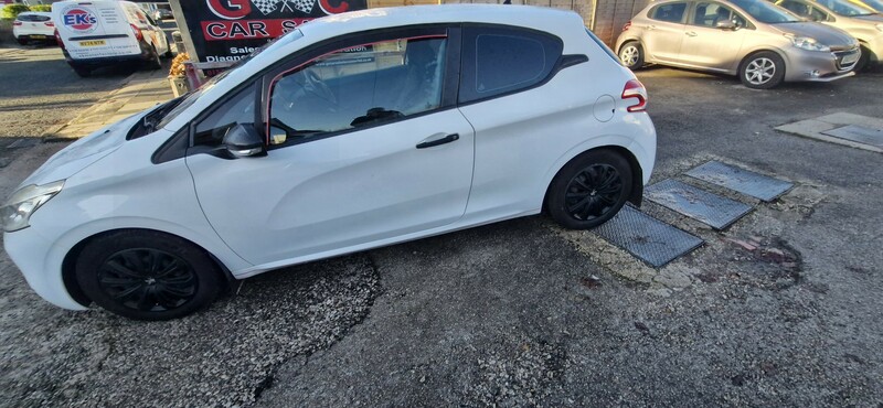 Used Peugeot 208 2014 for sale - 76699099: Photo 2