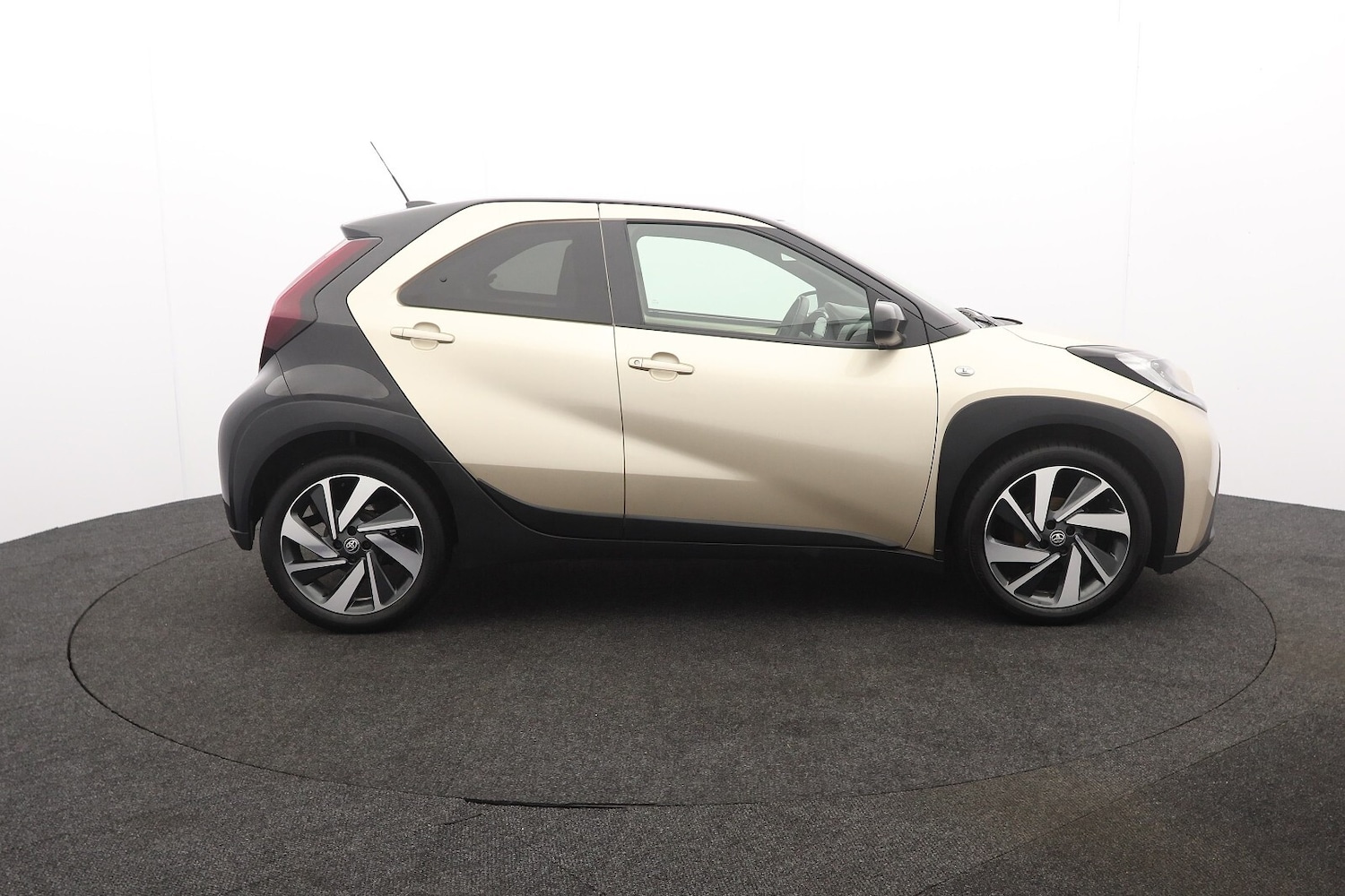 Used Toyota Aygo X 2022 for sale - 76434956: Photo 2