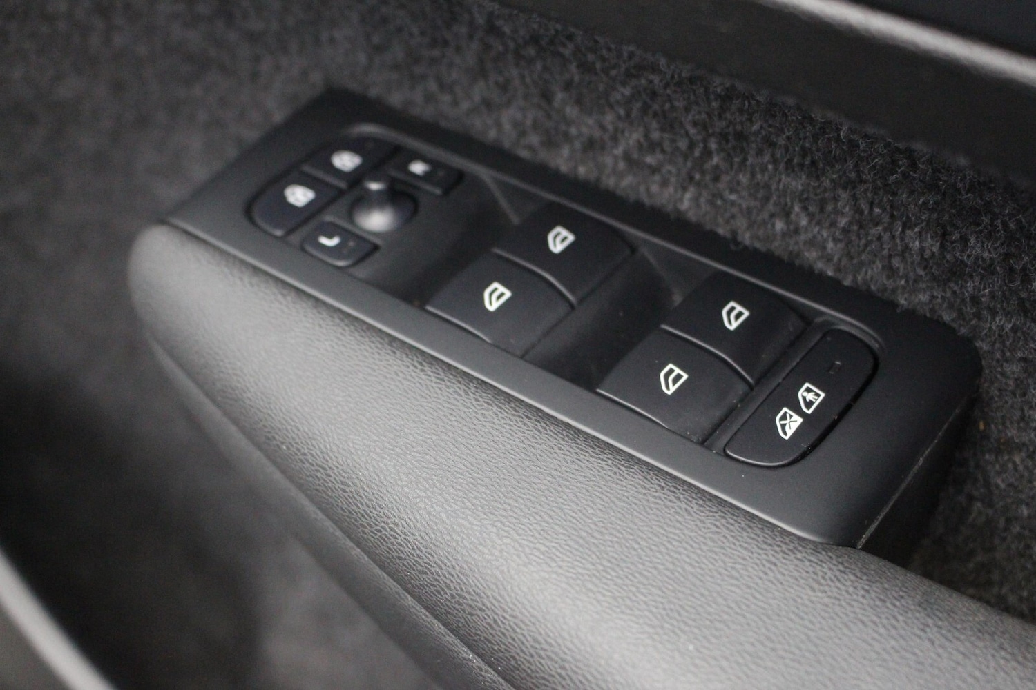 Used Volvo XC40 2024 for sale - 77031320: Photo 25