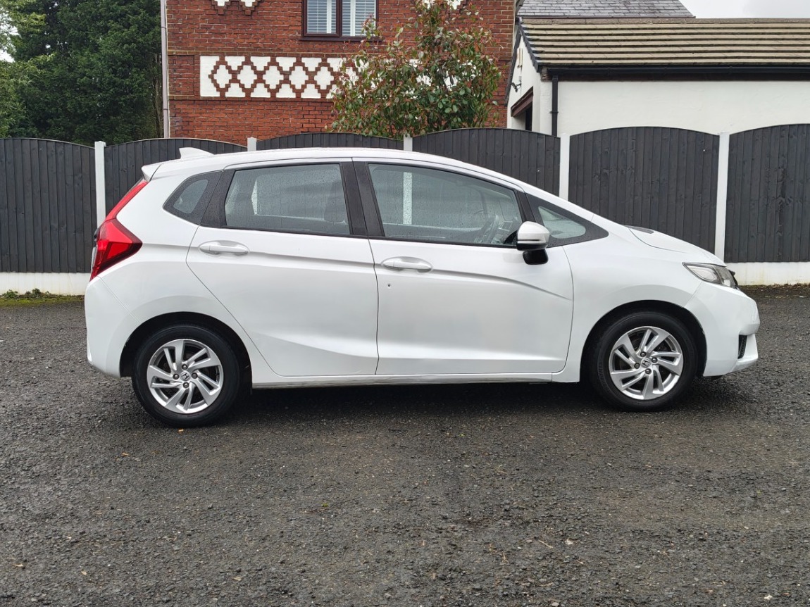 Used Honda Jazz 2015 for sale - 77632620: Photo 2