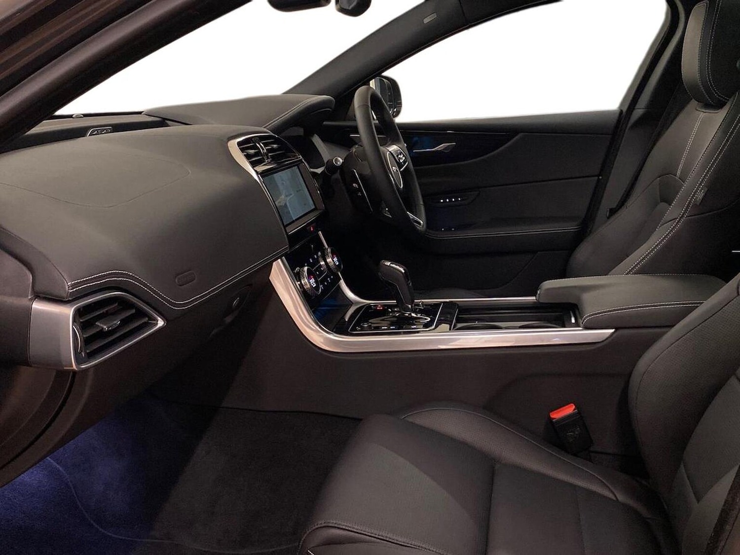 Used Jaguar XE 2023 for sale - 76357878: Photo 3