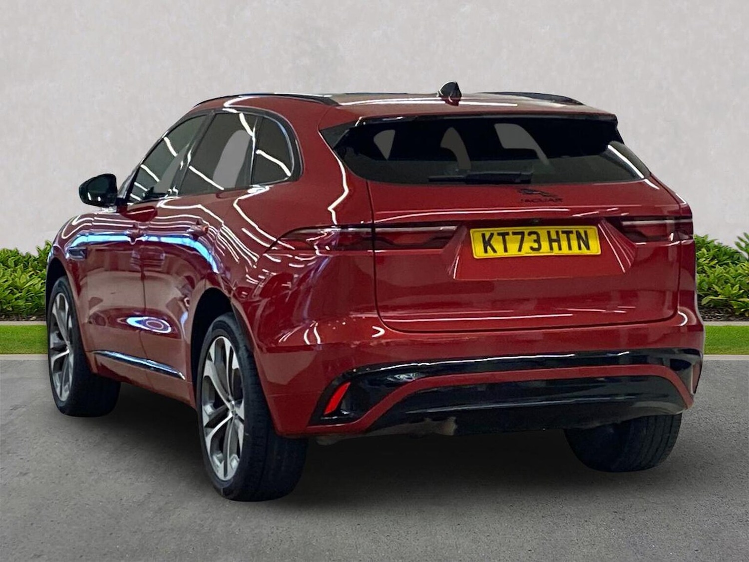 Used Jaguar F-Pace 2023 for sale - 76918981: Photo 2