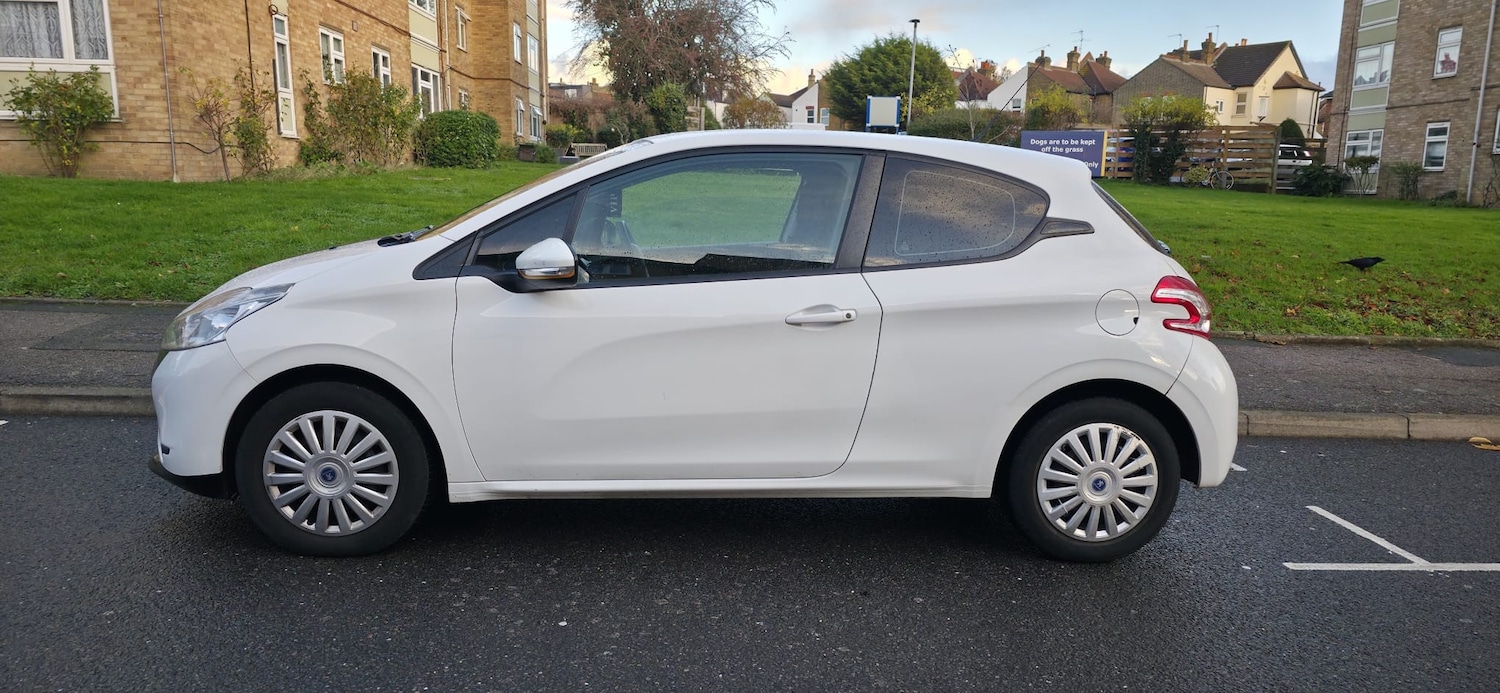 Used Peugeot 208 2015 for sale - 77899036: Photo 4