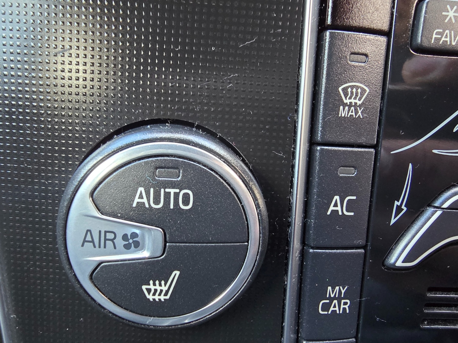 Used Volvo V40 2015 for sale - 77798676: Photo 25