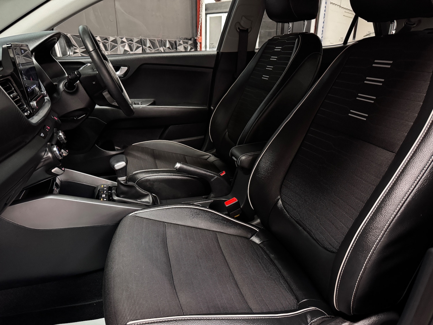 Used Kia Stonic 2024 for sale - 78035817: Photo 8