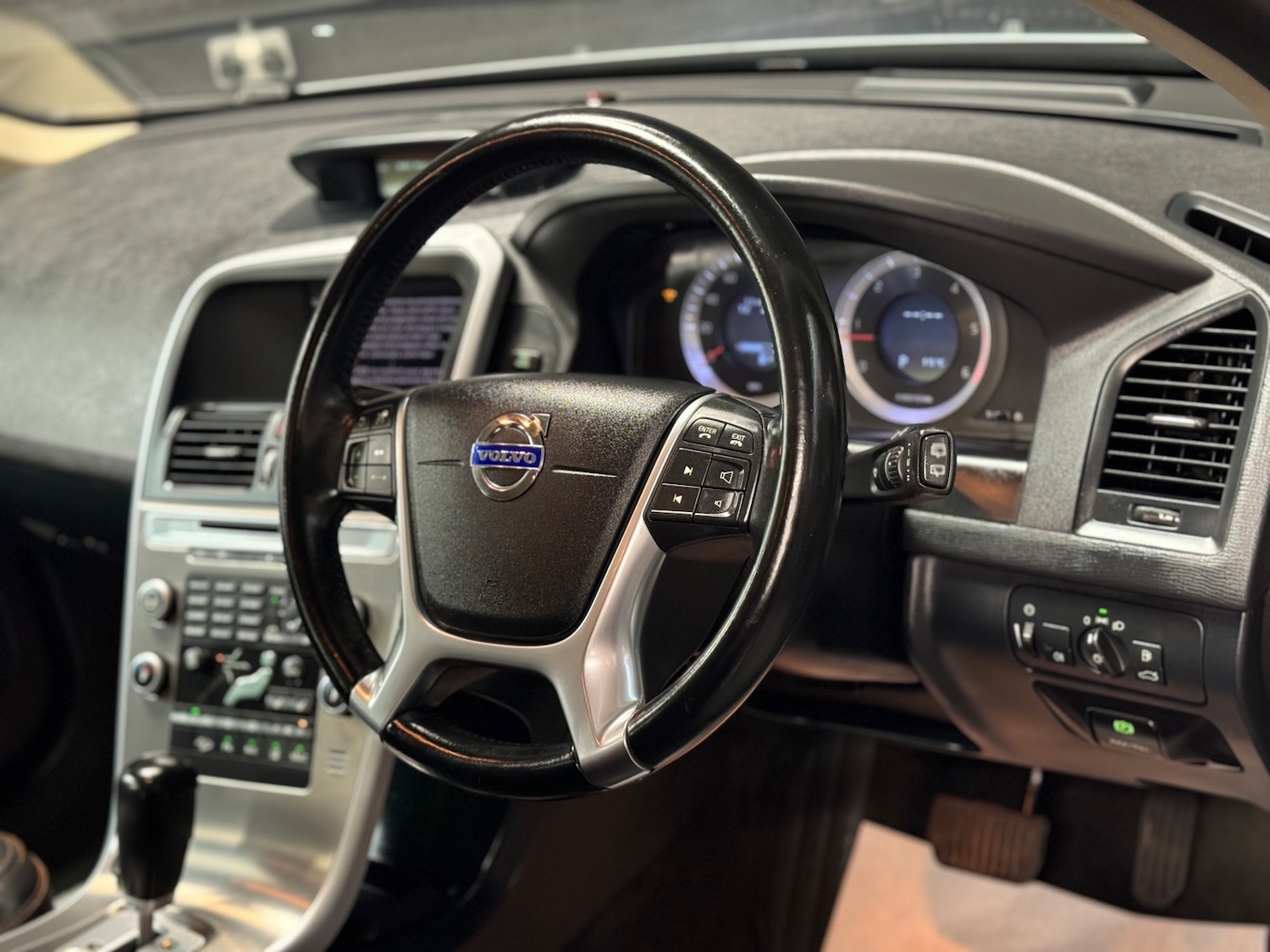 Used Volvo XC60 2010 for sale - 78035833: Photo 62