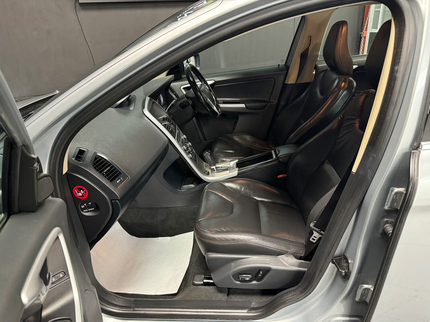 Used Volvo XC60 2010 for sale - 78035833: Photo 83