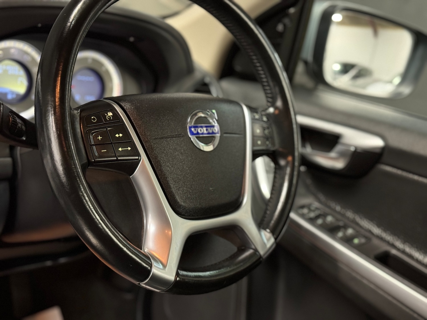 Used Volvo XC60 2010 for sale - 78035833: Photo 85