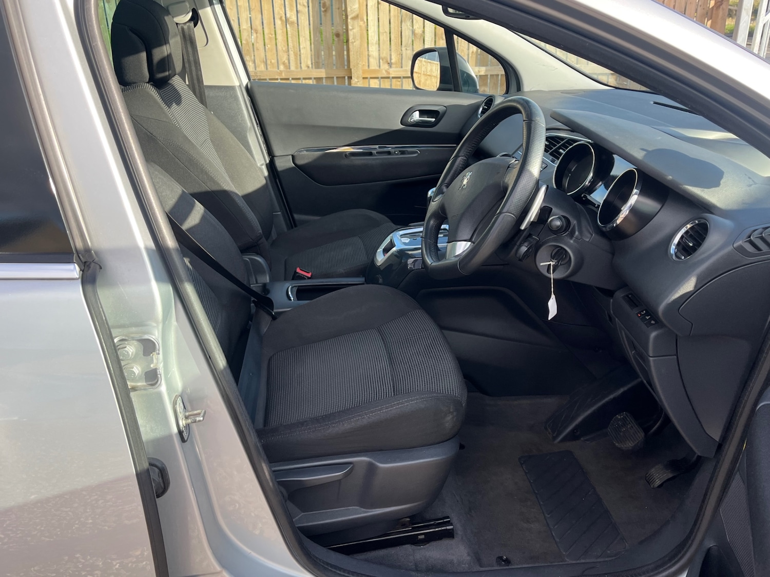 Used Peugeot 5008 2011 for sale - 76527593: Photo 10