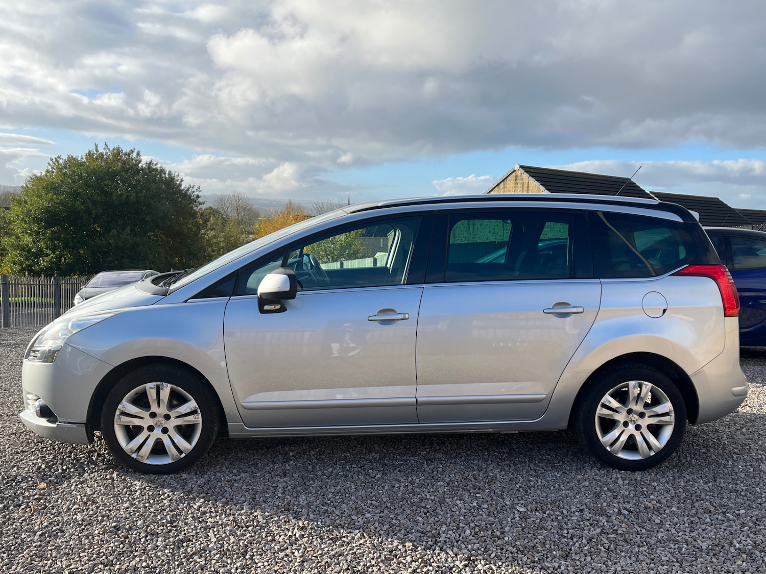 Used Peugeot 5008 2011 for sale - 76527593: Photo 3