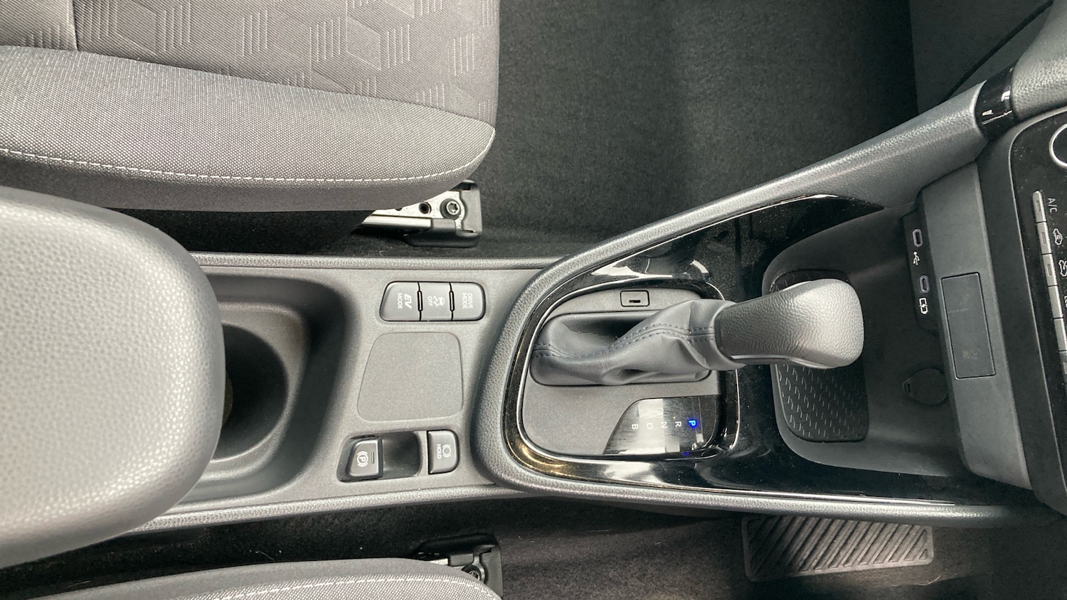 Used Toyota Yaris 2024 for sale - 76028003: Photo 36