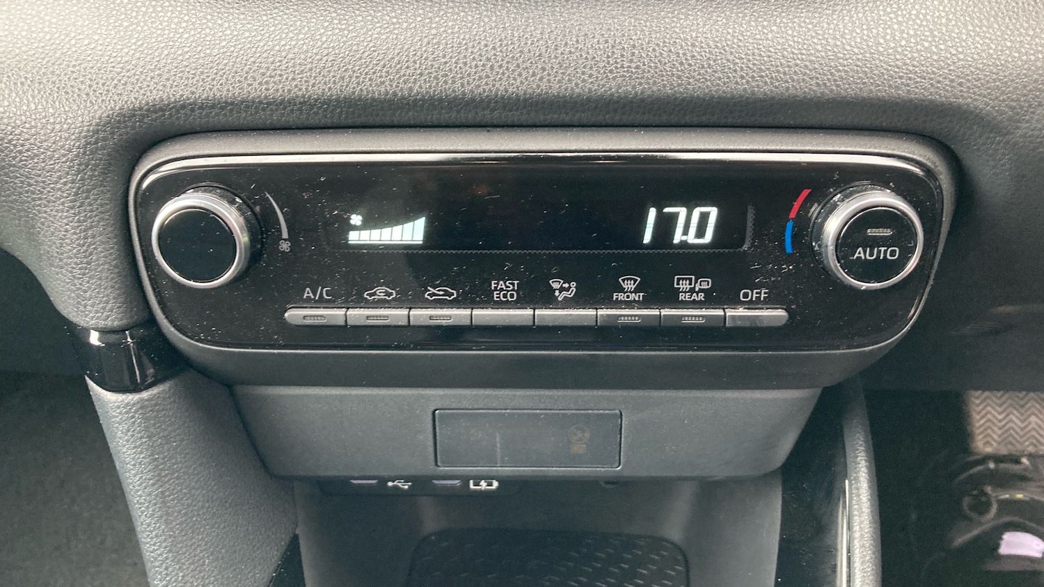 Used Toyota Yaris 2024 for sale - 76028003: Photo 40