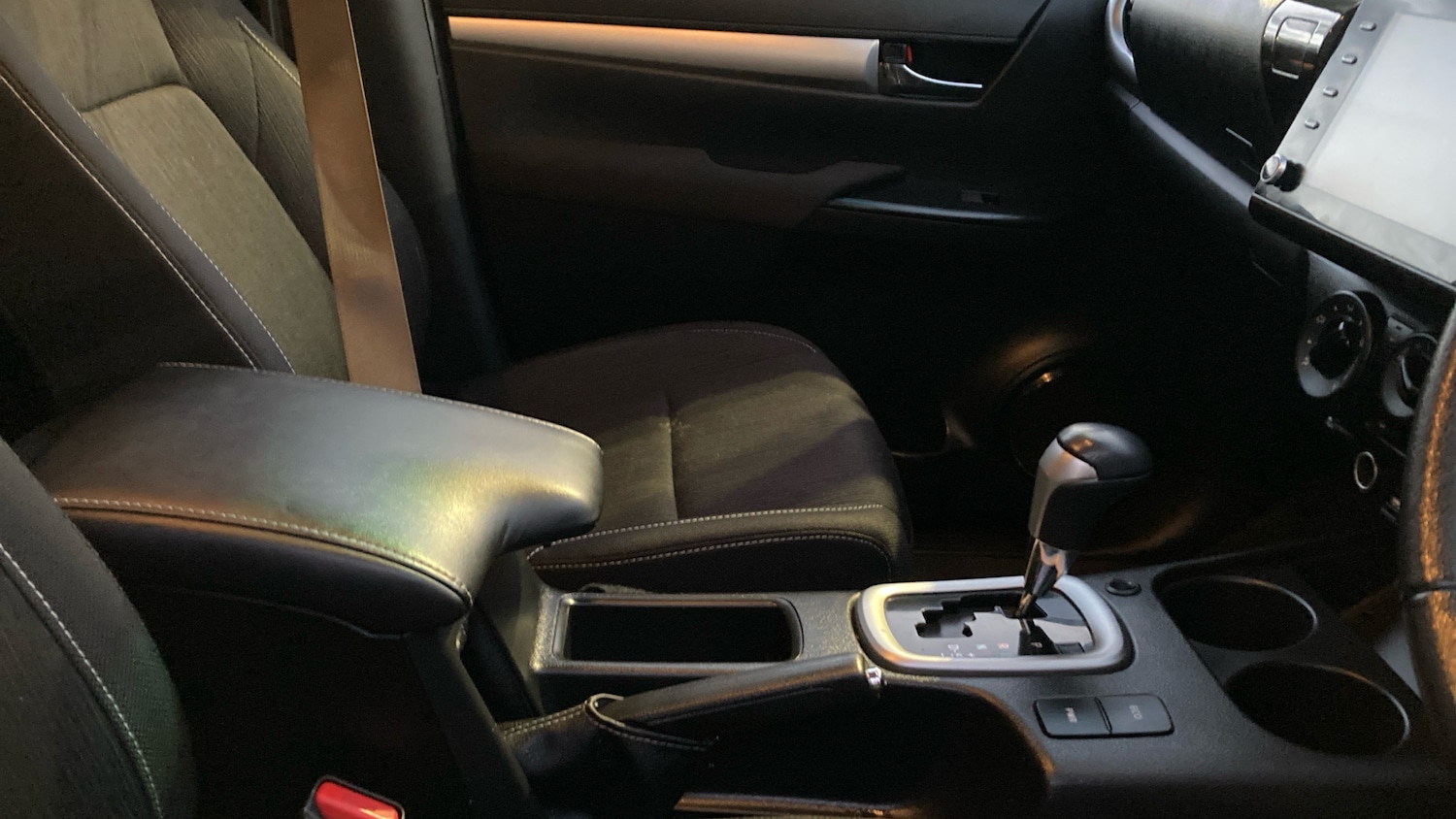 Used Toyota Hilux 2022 for sale - 76640764: Photo 32