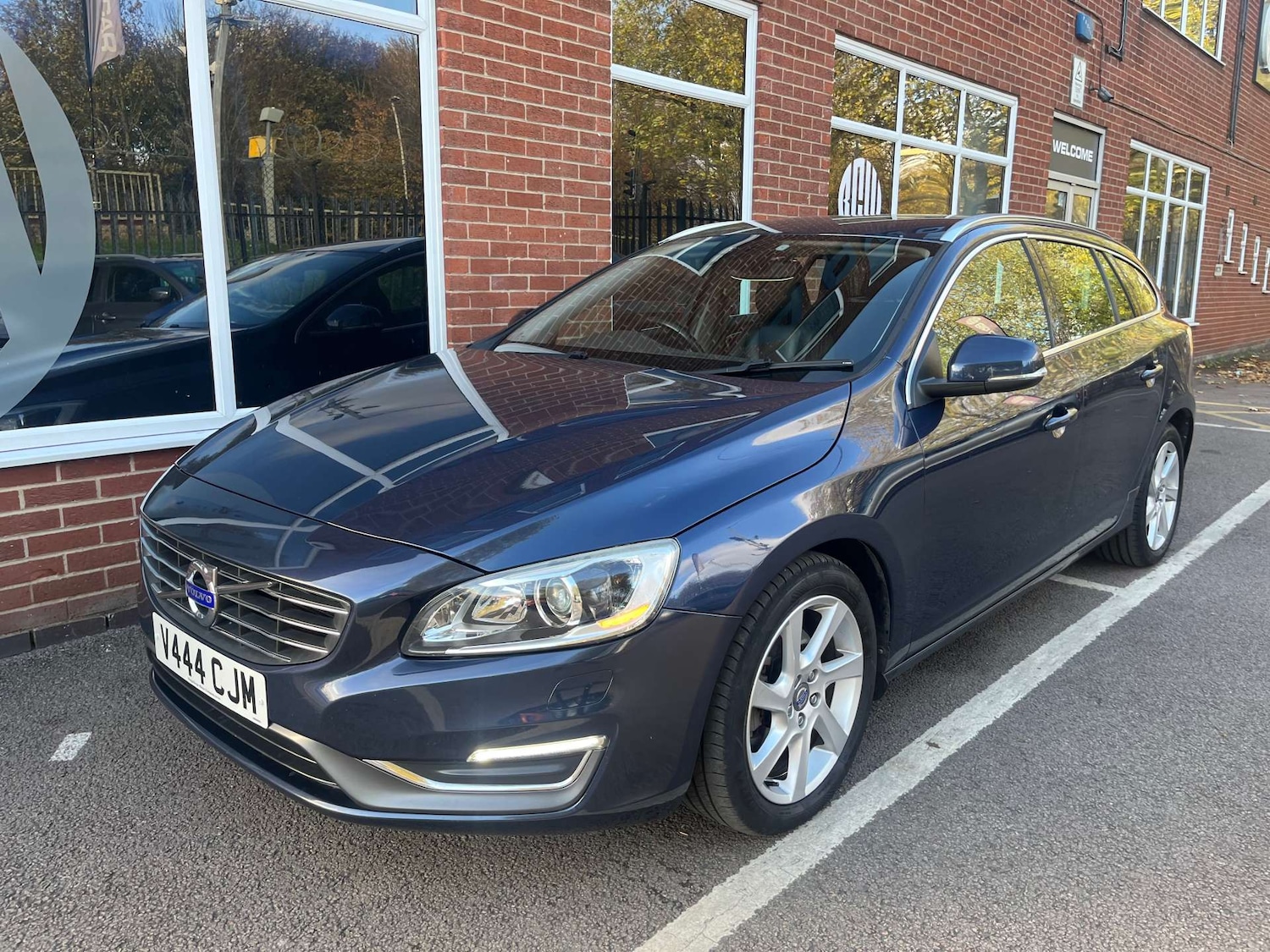 Used Volvo V60 2014 for sale - 76395528: Photo 4