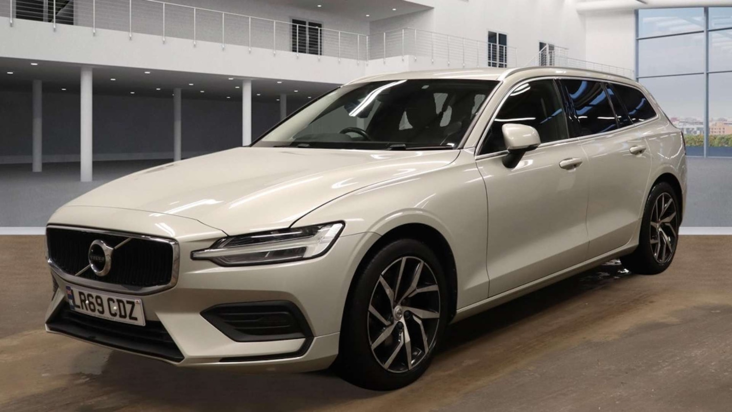 Used Volvo V60 2019 for sale - 77159478: Photo 2
