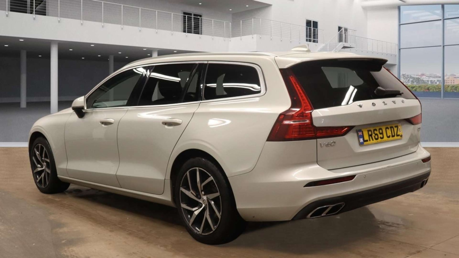 Used Volvo V60 2019 for sale - 77159478: Photo 3