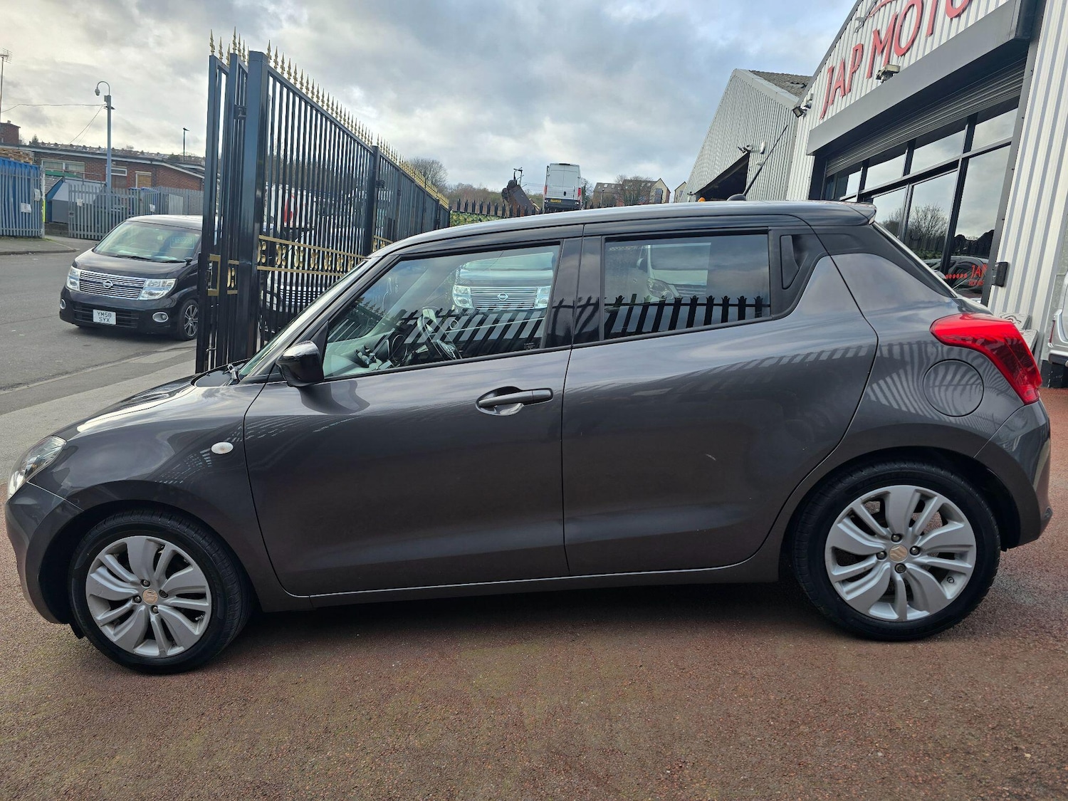 Used Suzuki Swift 2017 for sale - 77722936: Photo 17