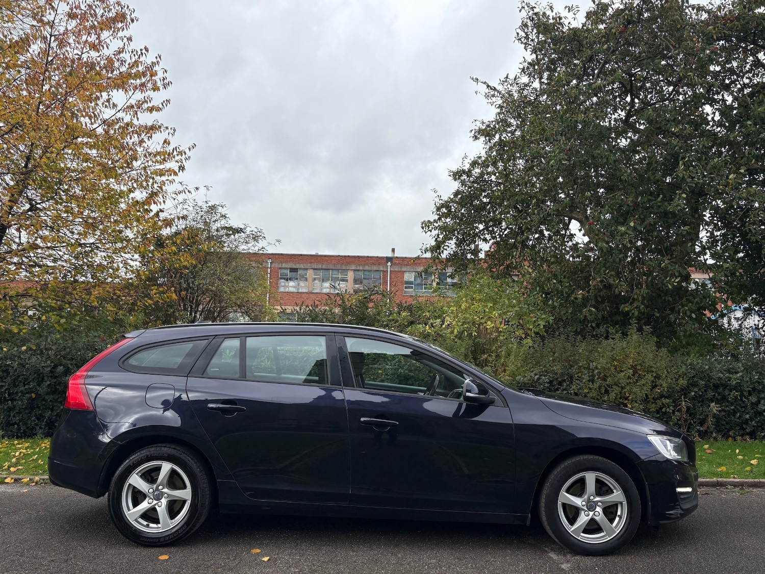 Used Volvo V60 2016 for sale - 76264436: Photo 3