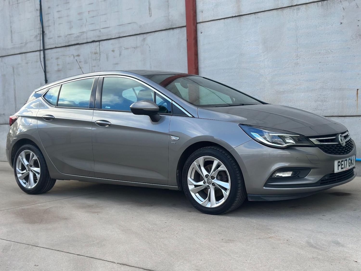 Used Vauxhall Astra 2017 for sale - 76702501: Photo 2