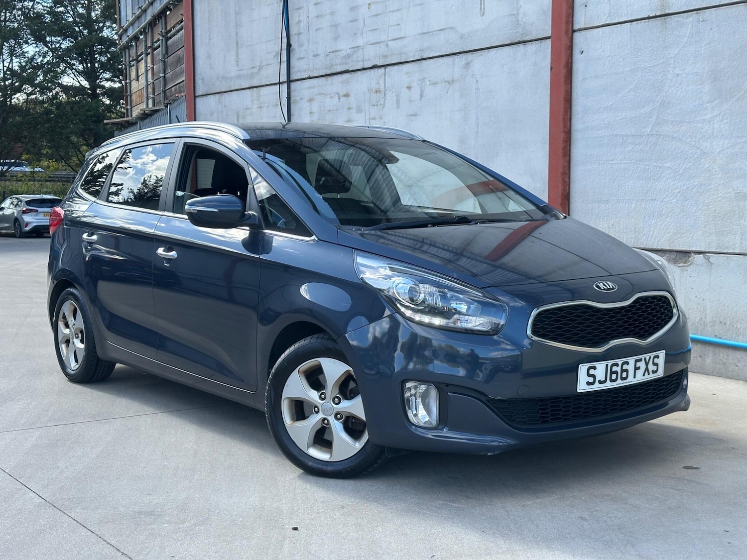 Used Kia Carens 2016 for sale - 76073123: Photo 2