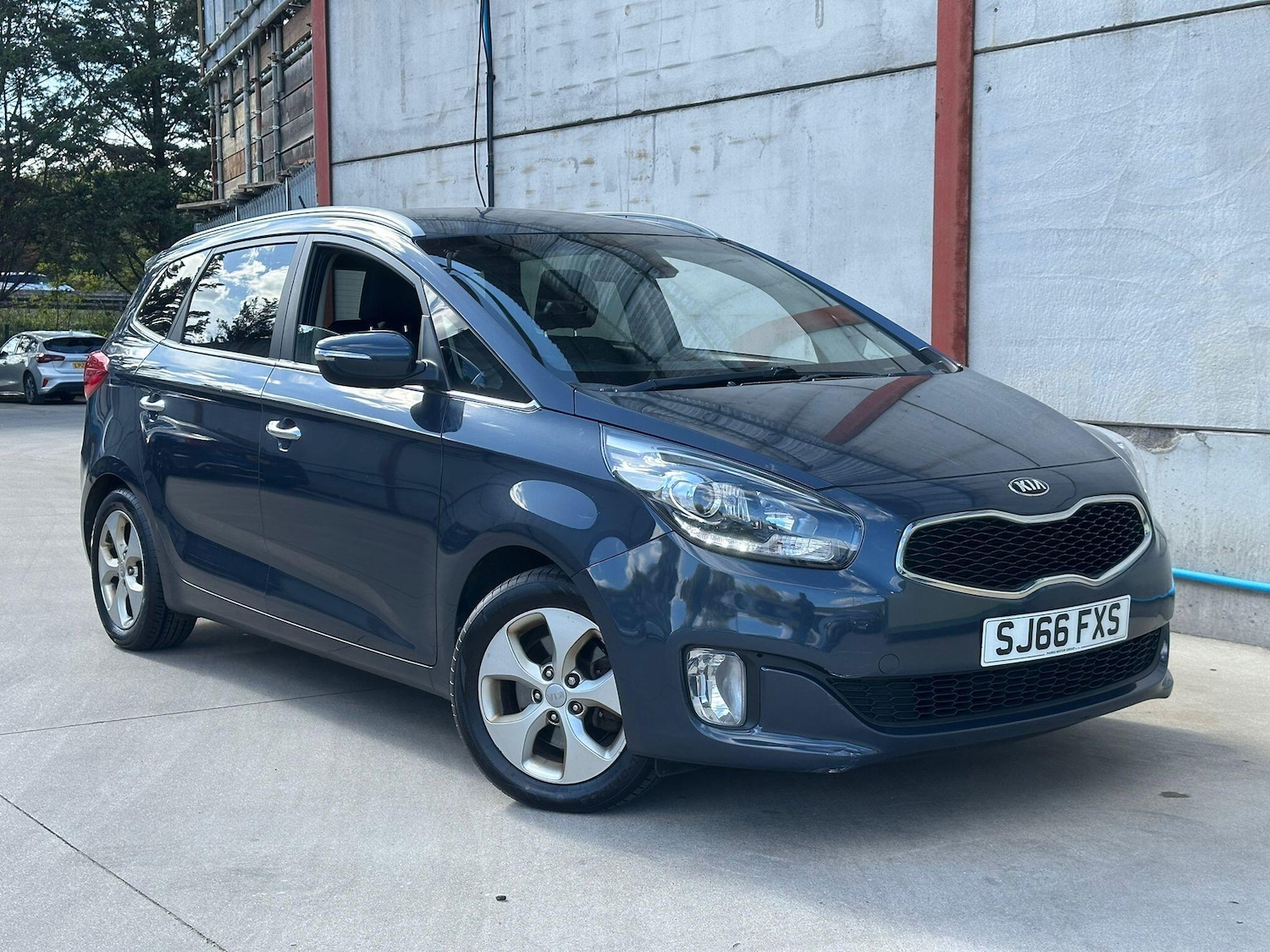 Used Kia Carens 2016 for sale - 76702196: Photo 2