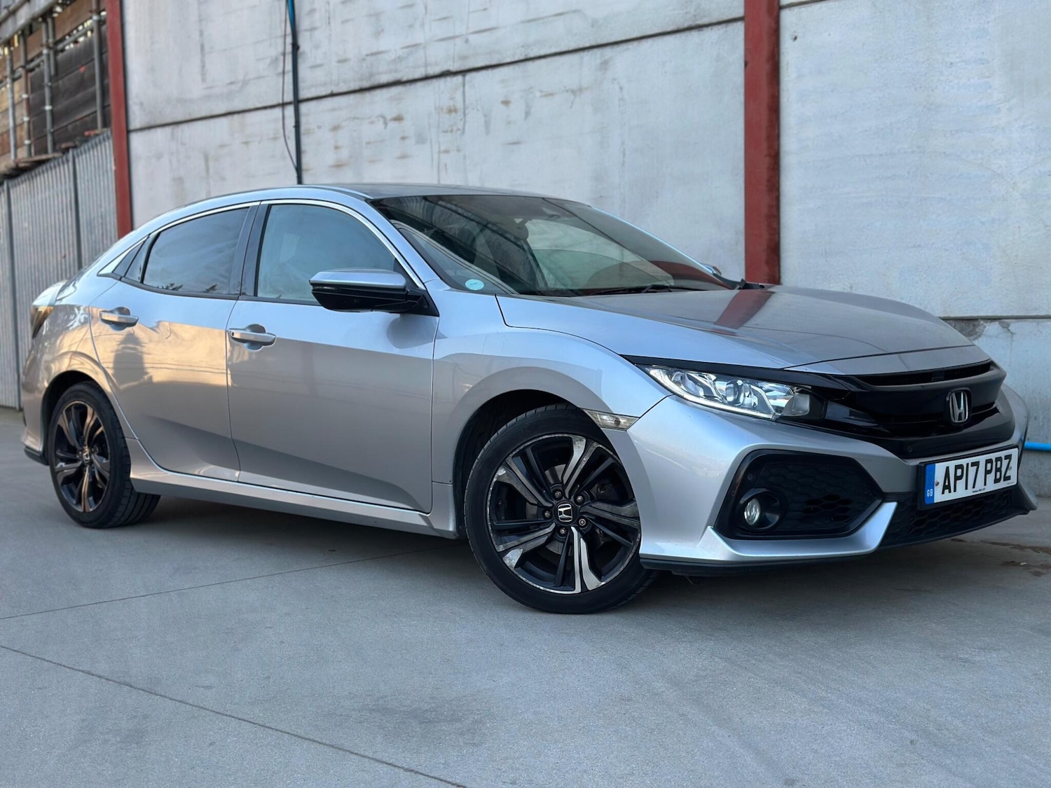 Used Honda Civic 2017 for sale - 77956932: Photo 2