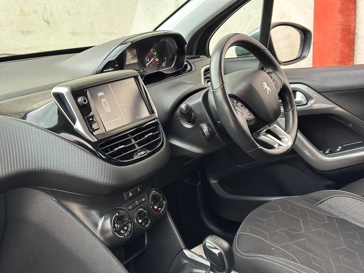 Used Peugeot 2008 2017 for sale - 76360123: Photo 11